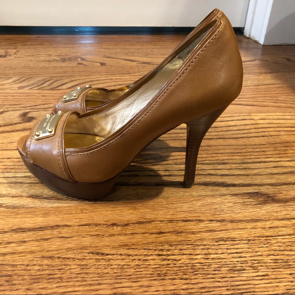 Michael Kors tan leather peep toe gold plate heels - Picture 2 of 5